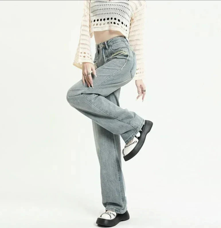 Jeans da donna di tendenza con tasche strappate alla moda