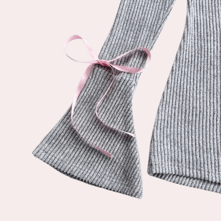 <p>Autunno - Rottura alla moda in maglia a coste scollata</p>