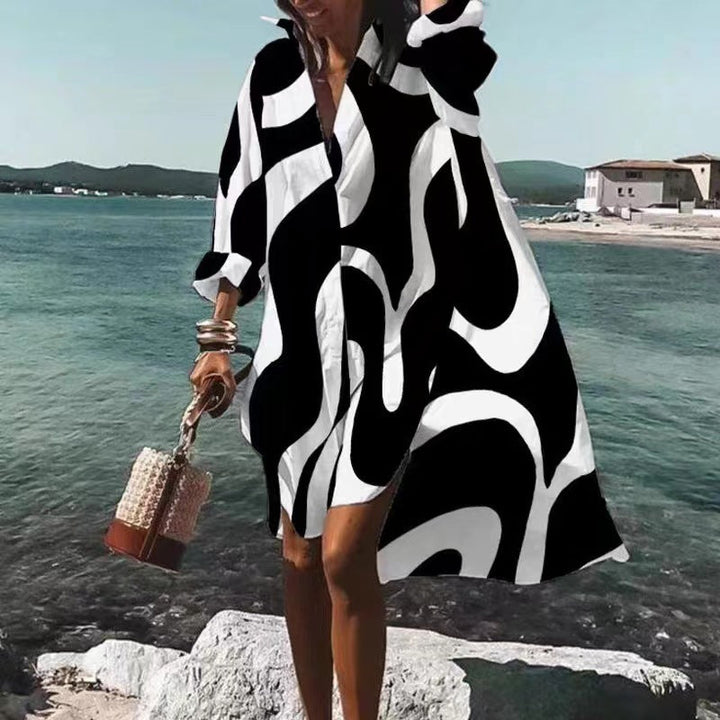 Abito elegante e femminile con profonda scollatura e eleganti maniche lunghe