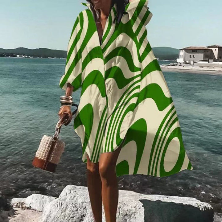 Abito elegante e femminile con profonda scollatura e eleganti maniche lunghe