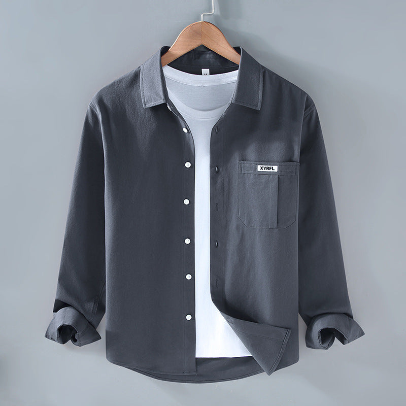 Elegante camicia retrò da uomo a maniche lunghe in morbido cotone con funzionale tasca sul petto