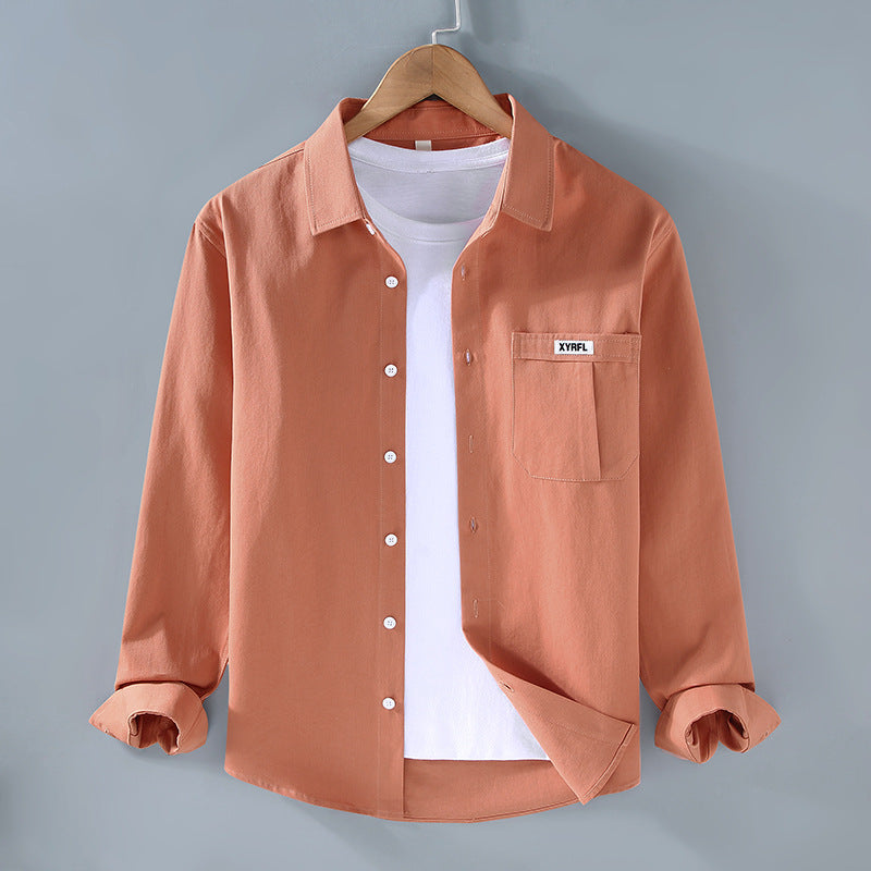 Elegante camicia retrò da uomo a maniche lunghe in morbido cotone con funzionale tasca sul petto