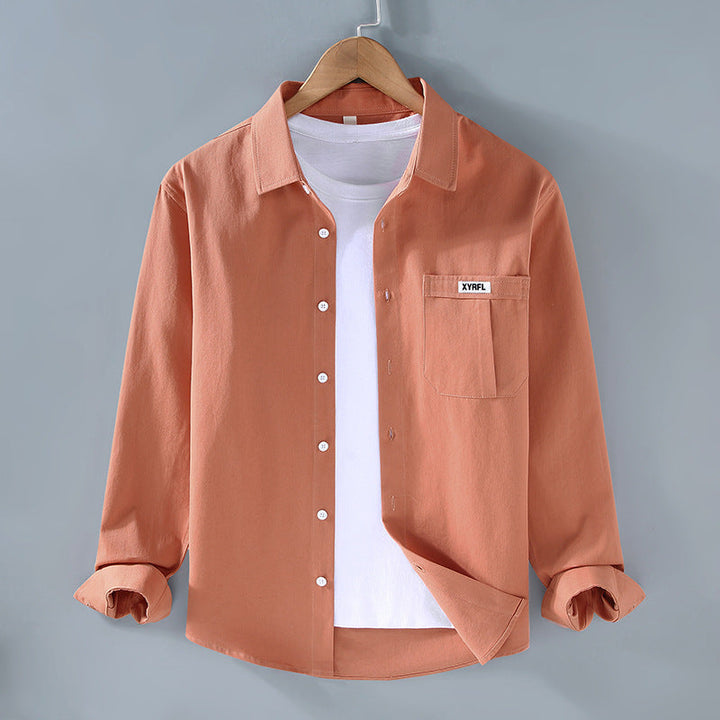 Elegante camicia retrò da uomo a maniche lunghe in morbido cotone con funzionale tasca sul petto