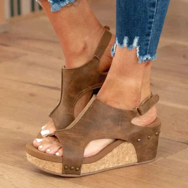 Eleganti sandali da donna in pelle con tacco a zeppa e morbida soletta per il massimo comfort