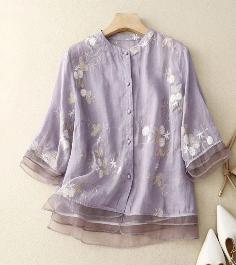 Elegante camicia vintage da donna con decorazioni attraenti per uno stile unico