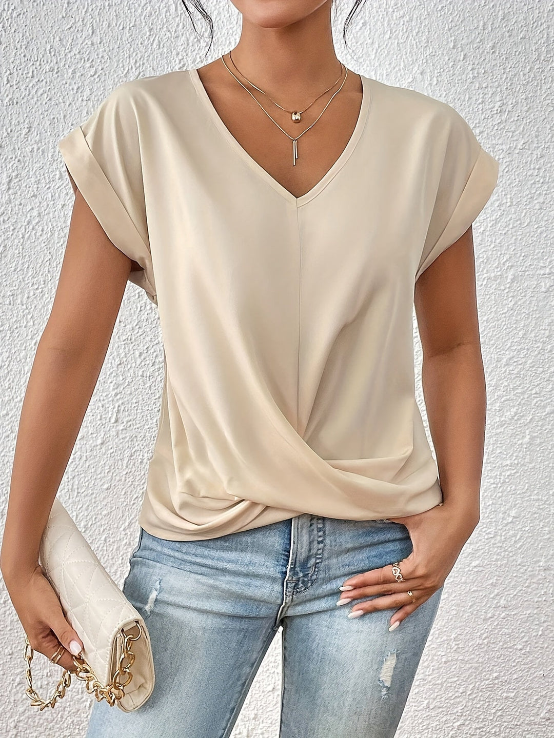 Elegante T-shirt da donna con scollo a V - perfetta per ogni occasione