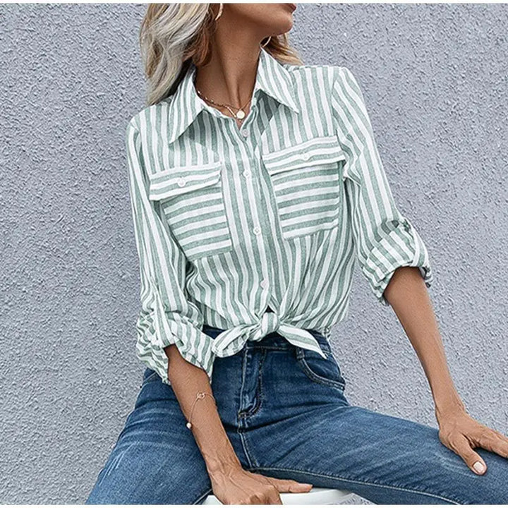 Elegante camicia da donna button-down con un'intramontabile fantasia a righe - stile e classicità