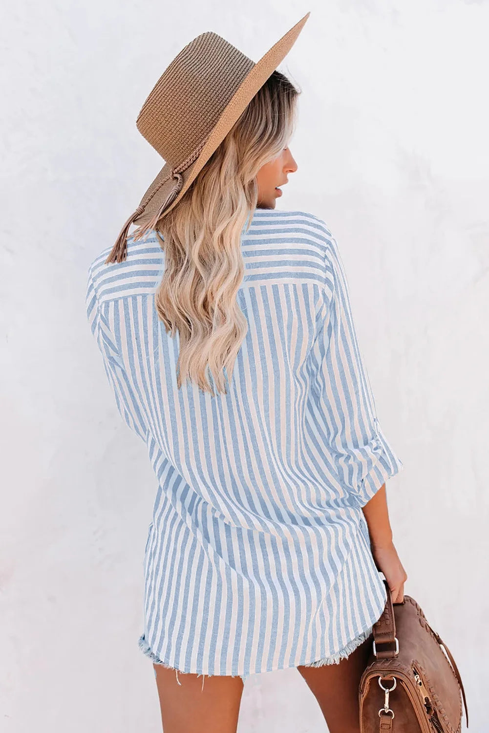 Elegante camicia da donna button-down con un'intramontabile fantasia a righe - stile e classicità