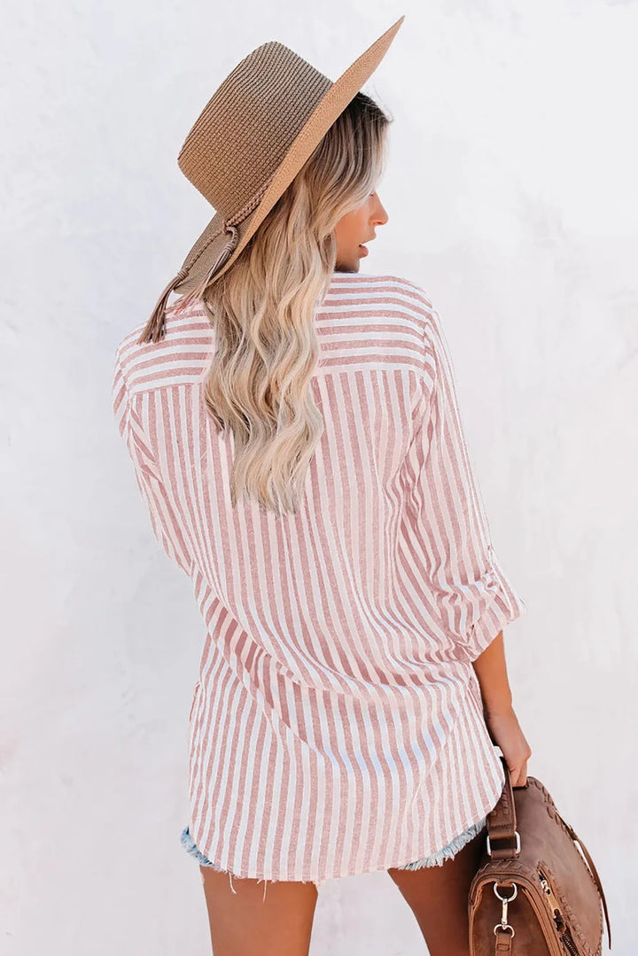 Elegante camicia da donna button-down con un'intramontabile fantasia a righe - stile e classicità