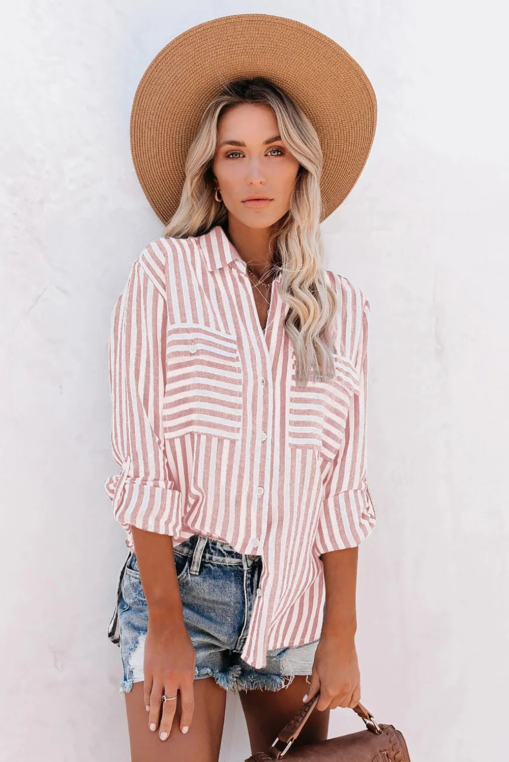Elegante camicia da donna button-down con un'intramontabile fantasia a righe - stile e classicità