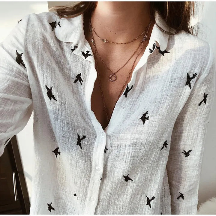 Elegante camicia da donna a maniche lunghe con design a uccello ed elegante chiusura a bottoni