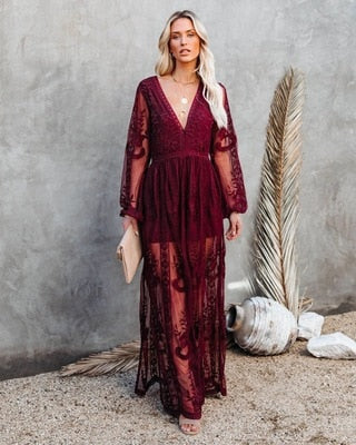 Verleidelijke zomerse maxi jurk van delicate kant met een sexy split