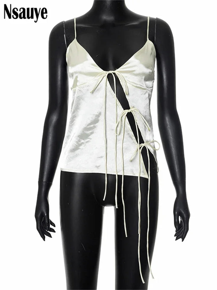 <div>Gwyneth - Top Cropped Vuoto in Satin con Lacci</div>