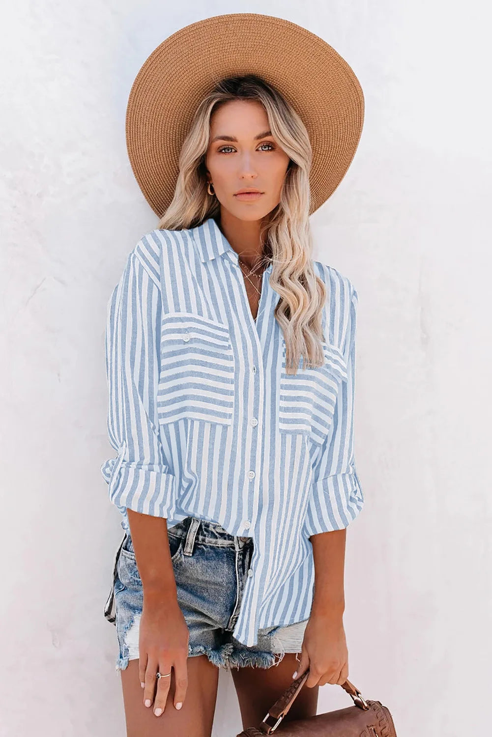 Elegante camicia da donna button-down con un'intramontabile fantasia a righe - stile e classicità
