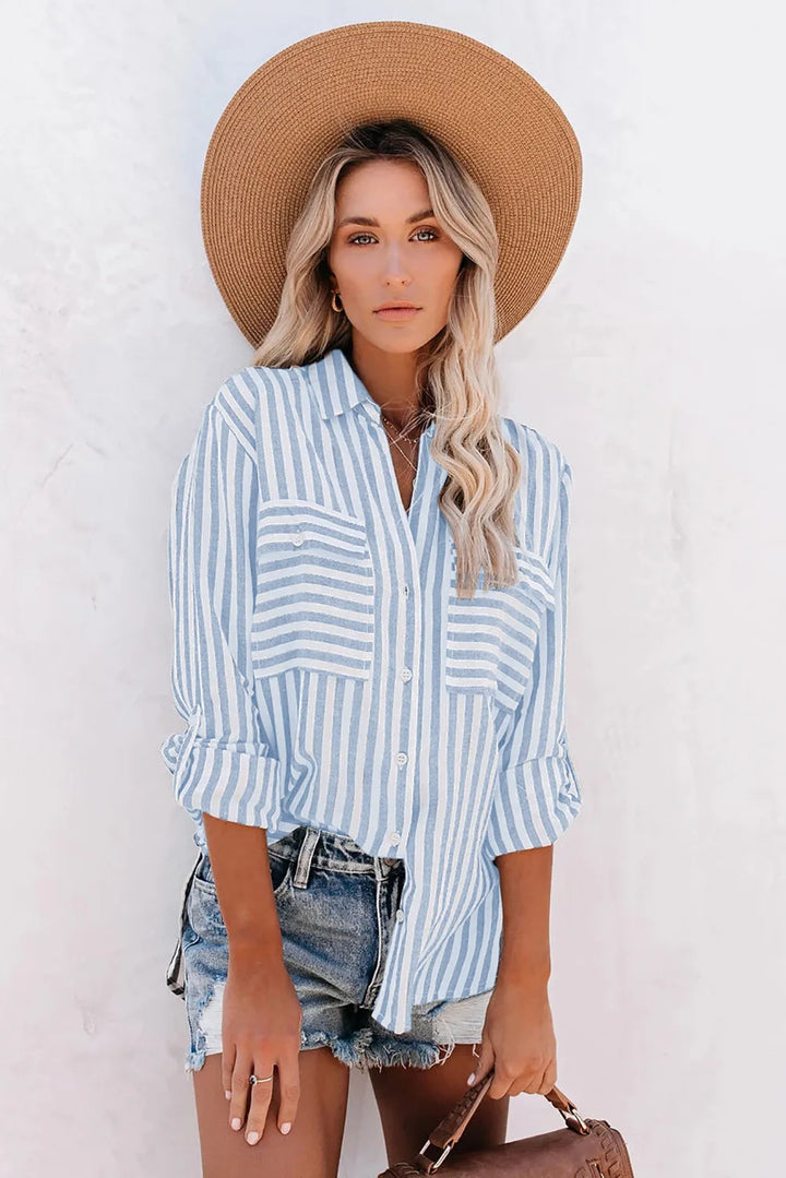 Elegante camicia da donna button-down con un'intramontabile fantasia a righe - stile e classicità