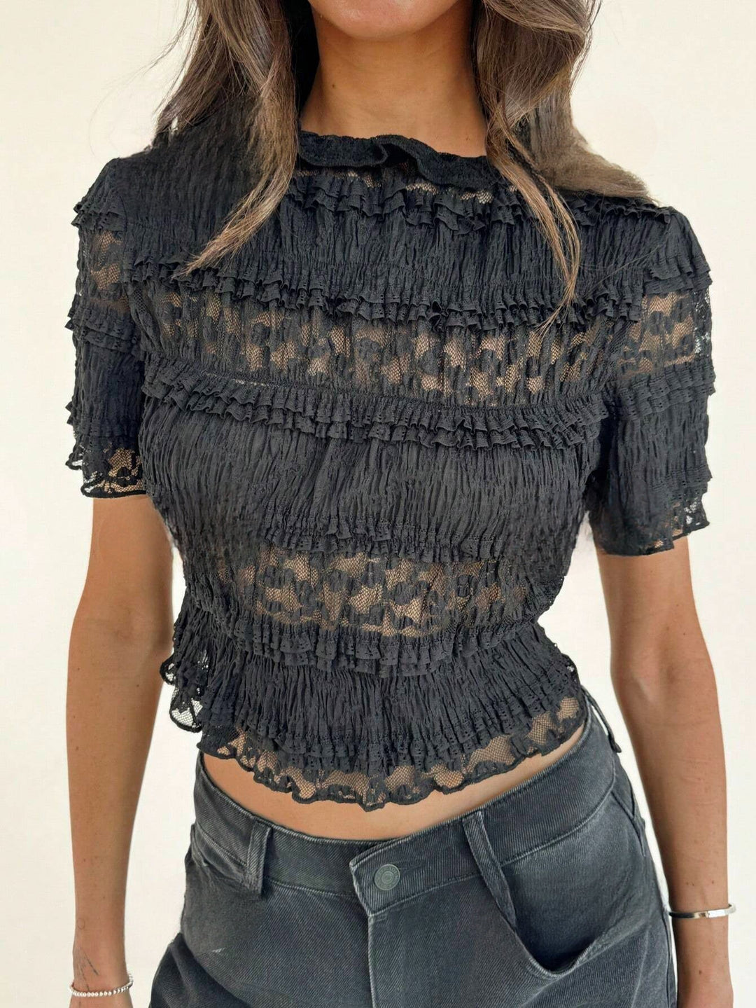 <p>Giada - Elegante Top in Pizzo Corto per un Aspetto Raffinato</p>
