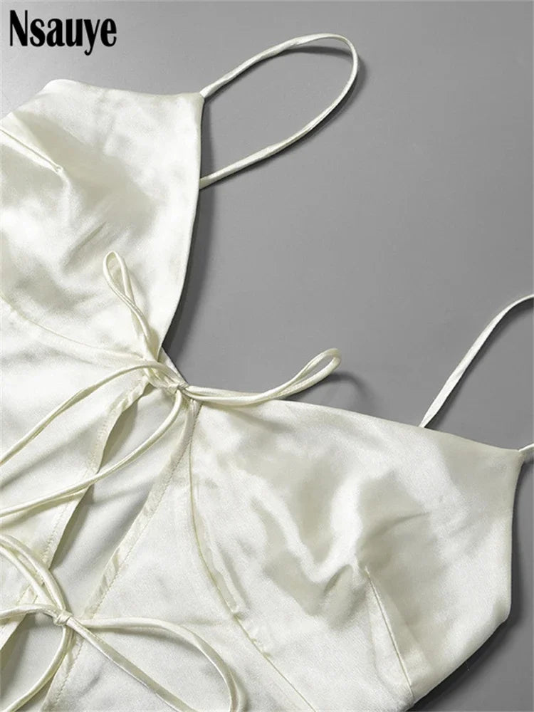 <div>Gwyneth - Top Cropped Vuoto in Satin con Lacci</div>