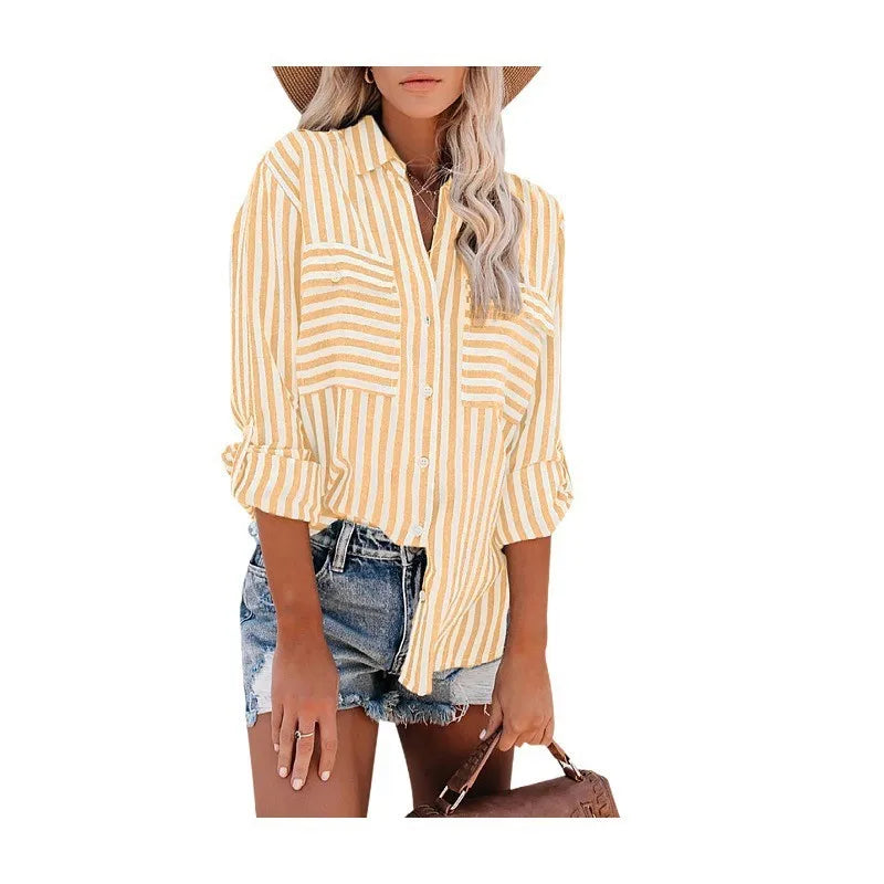 Elegante camicia da donna button-down con un'intramontabile fantasia a righe - stile e classicità