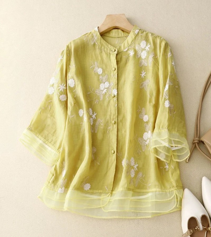 Elegante camicia vintage da donna con decorazioni attraenti per uno stile unico
