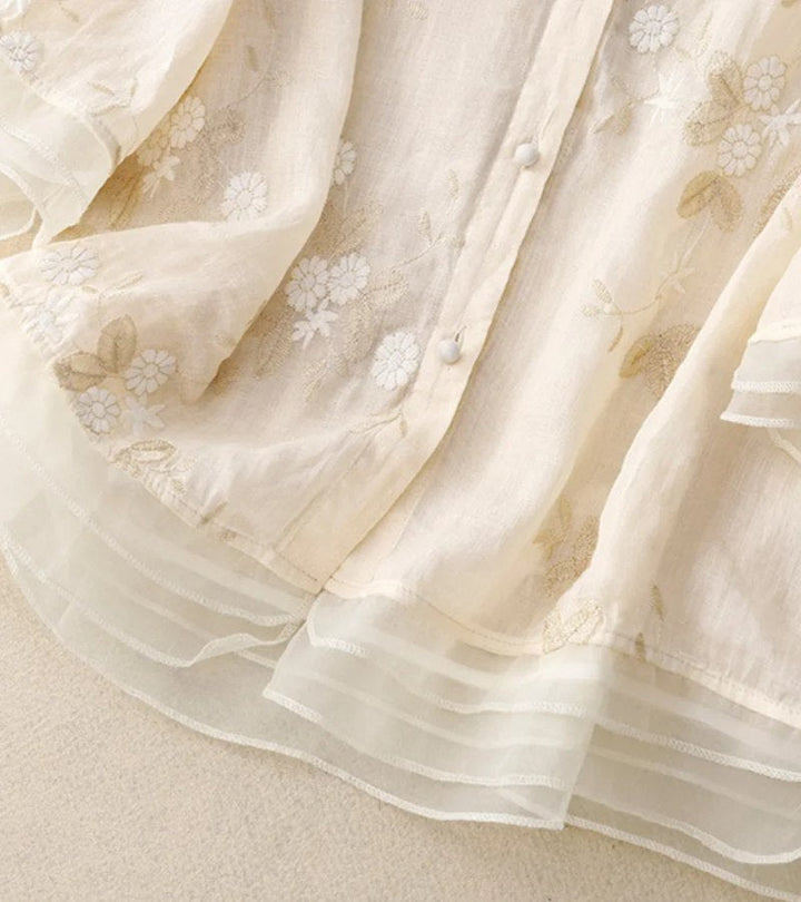 Elegante camicia vintage da donna con decorazioni attraenti per uno stile unico