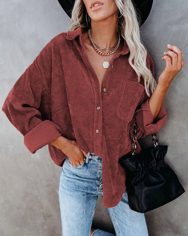 Elegante camicia da donna con colletto in stile vintage e chiusura a bottoni alla moda