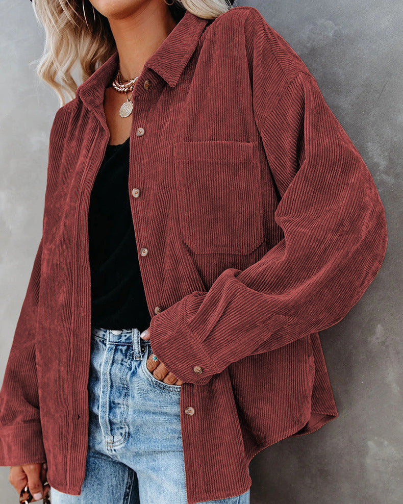 Elegante camicia da donna con colletto in stile vintage e chiusura a bottoni alla moda