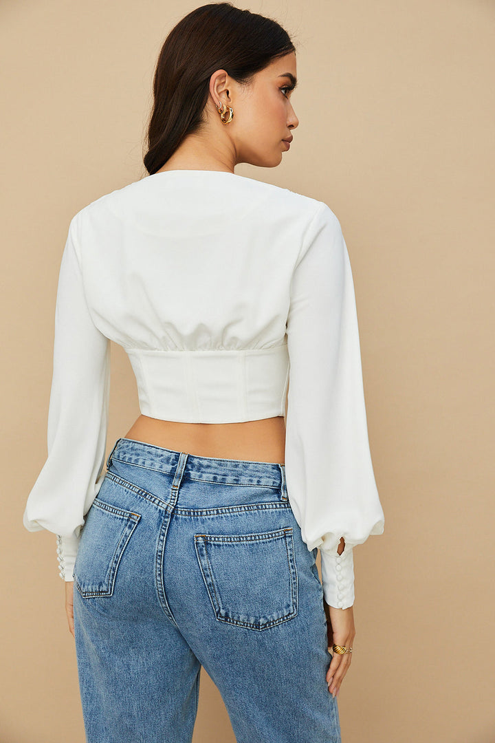 Havindra - Stijlvolle Witte Cropped Top met Verleidelijk Diepe Hals en Trendy Veterdetail