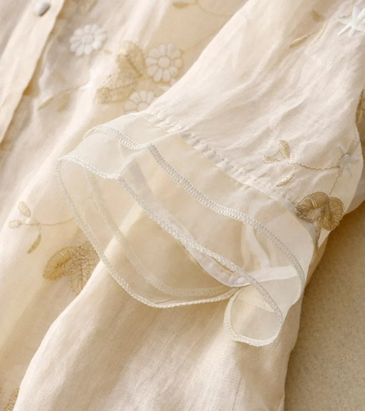 Elegante camicia vintage da donna con decorazioni attraenti per uno stile unico