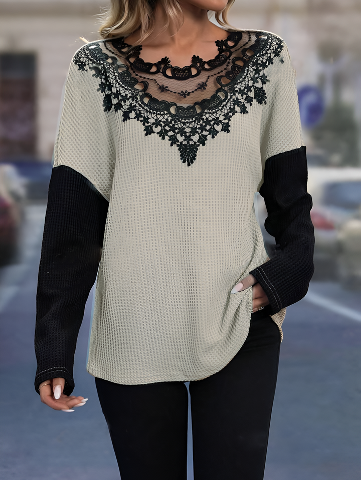 Cinzia - Stijlvolle T-shirt met Verfijnde Kanten Accenten