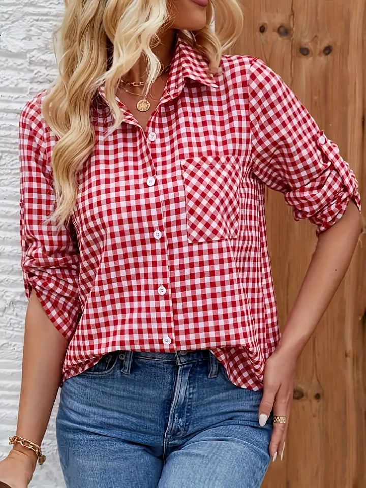 Elegante camicia da donna button-down con maniche arrotolate e pratico taschino sul petto