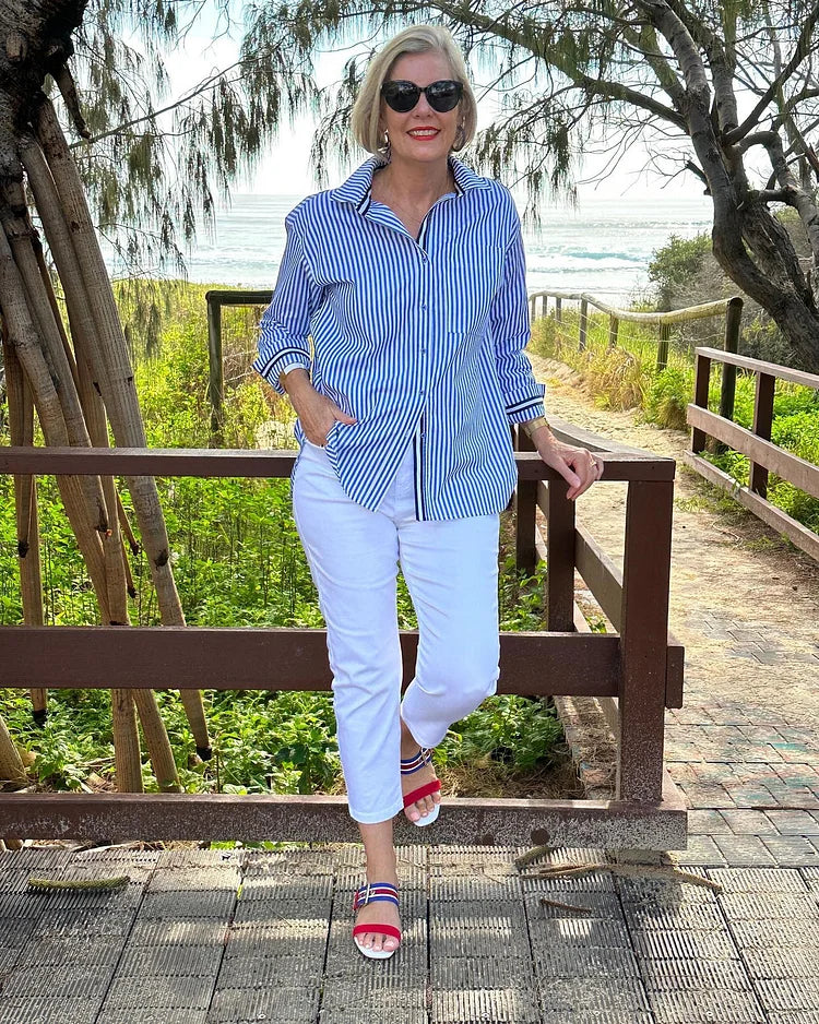 Elegante camicia da donna con bottoni a righe: un classico versatile da indossare nel guardaroba.