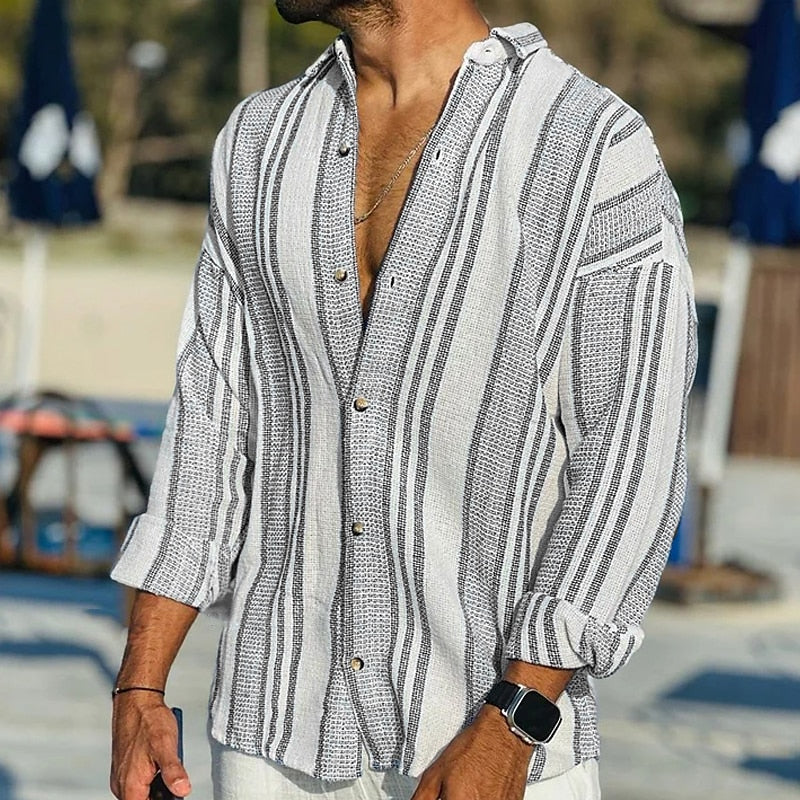 Elegante camicia a righe da uomo - un look quotidiano comodo e alla moda