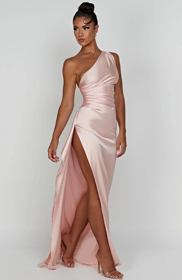Elara - Elegante Satijnen Splitjurk met Één Schouder