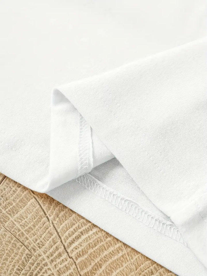 Elegante T-shirt bianca da donna con stampa floreale - perfetta per le calde giornate estive