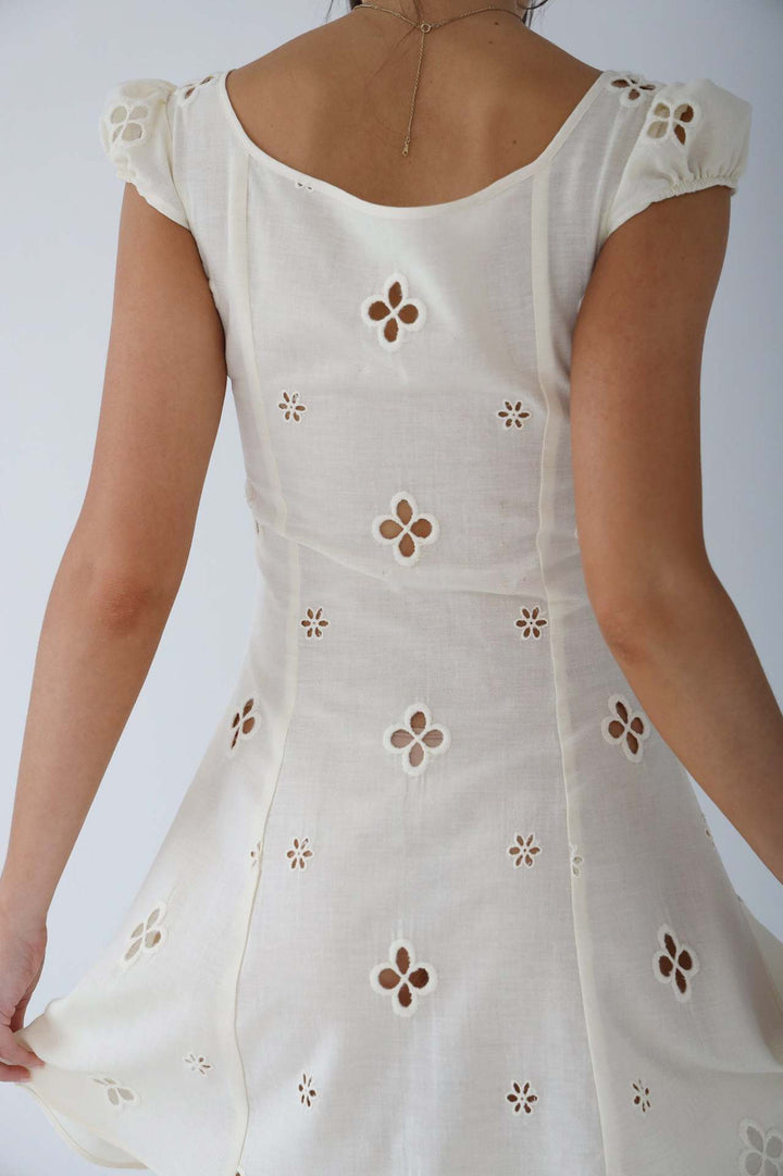 <html><body><p>Isabella - Elegante Vintage Abito Midi con Ricamo a Coda di Pesce</p></body></html>