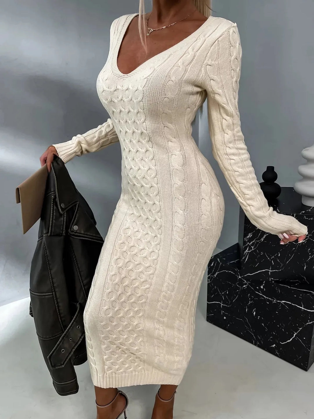 Daphne - Elegante Sweaterjurk met Fijne Kant aan de Achterkant