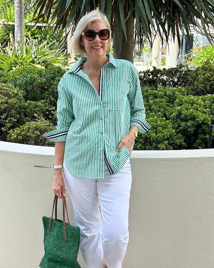 Elegante camicia da donna con bottoni a righe: un classico versatile da indossare nel guardaroba.