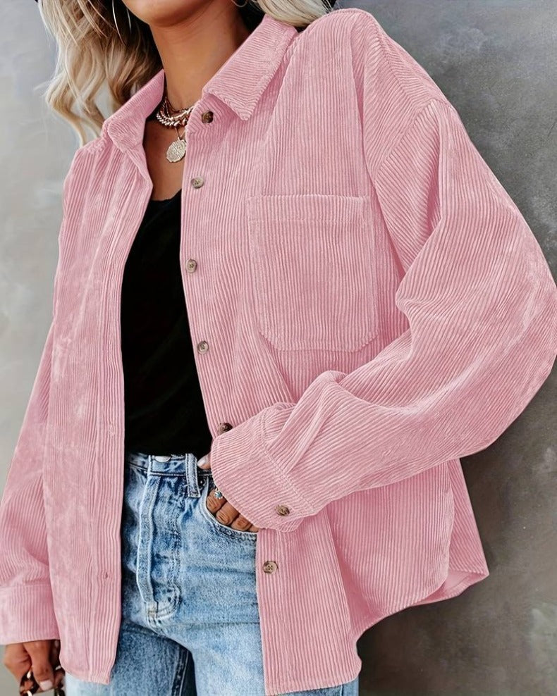 Elegante camicia da donna con colletto in stile vintage e chiusura a bottoni alla moda