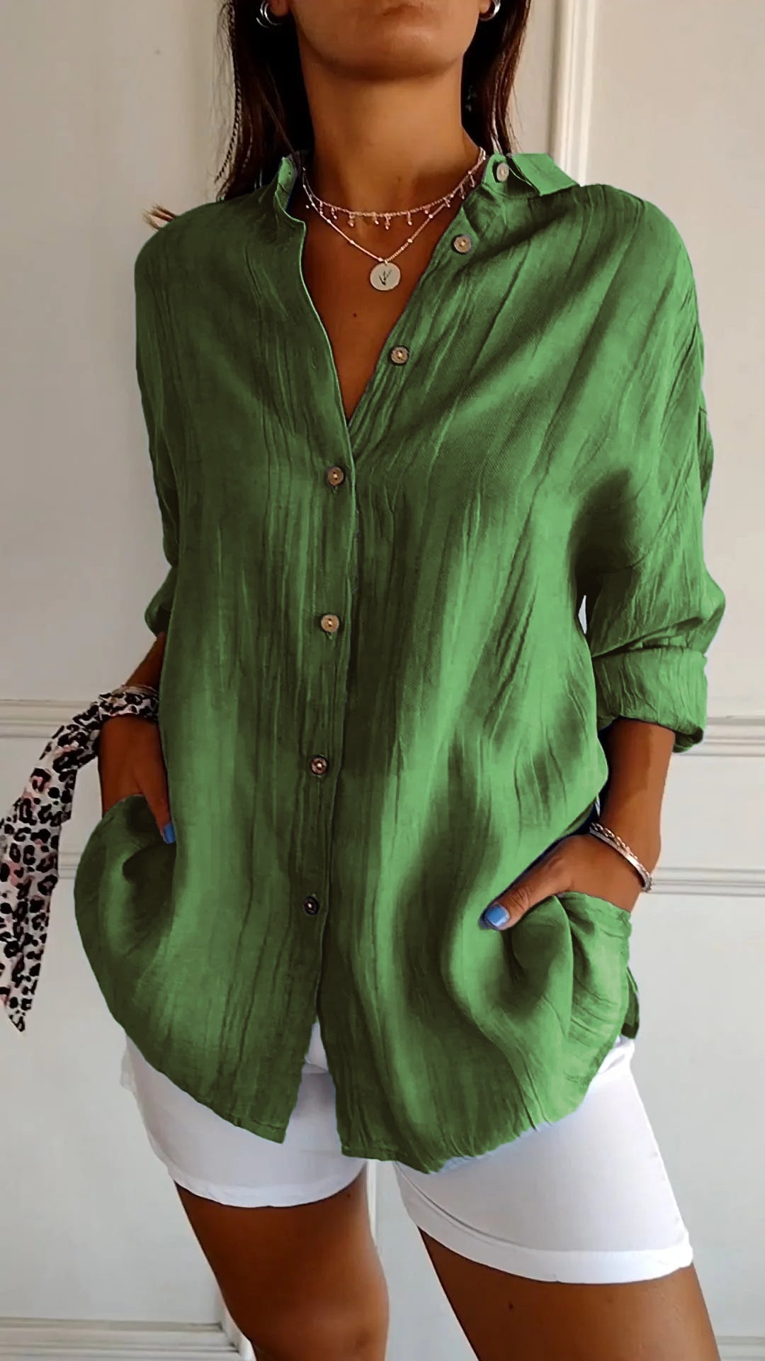 Elegante camicia estiva da donna con bottoni - perfetta per le giornate calde, una scelta fresca e alla moda