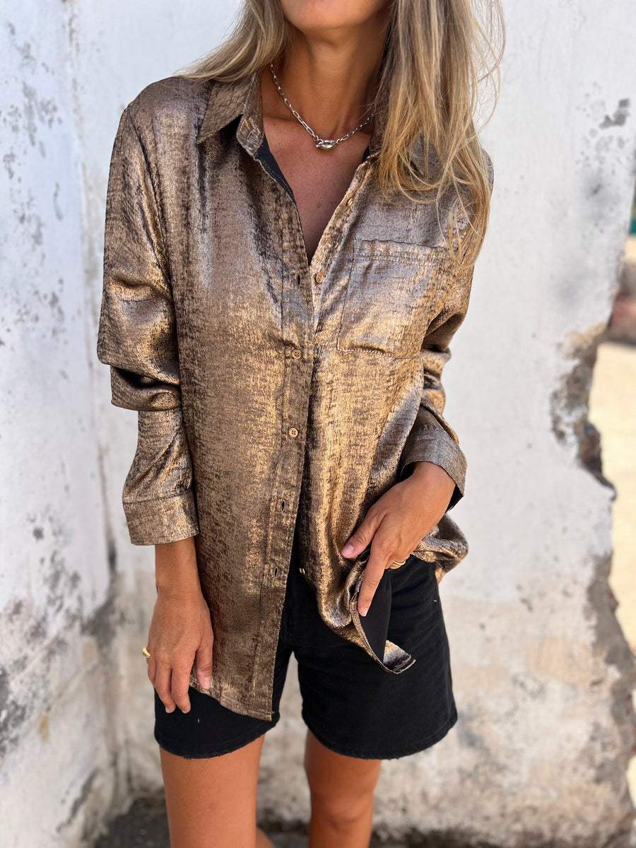Elegante camicetta metallica da donna con colletto alla moda e design moderno
