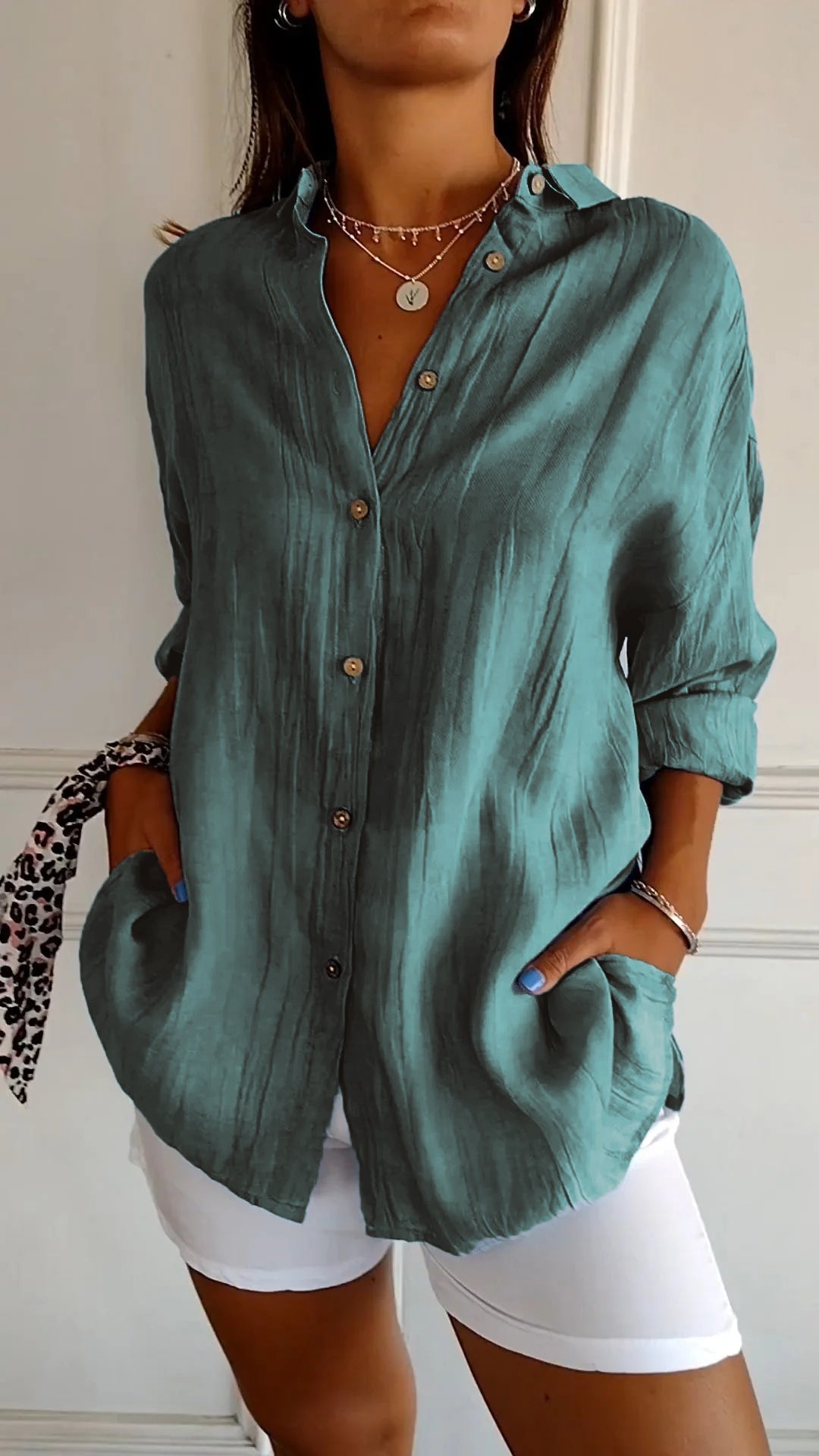 Elegante camicia estiva da donna con bottoni - perfetta per le giornate calde, una scelta fresca e alla moda