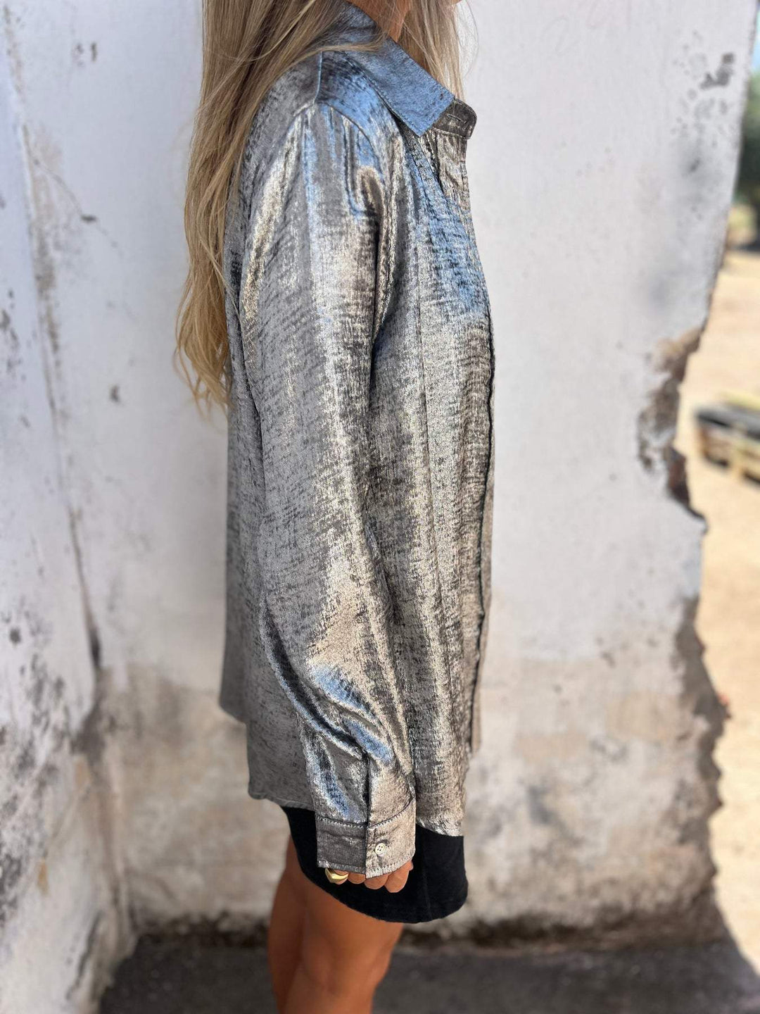 Elegante camicetta metallica da donna con colletto alla moda e design moderno