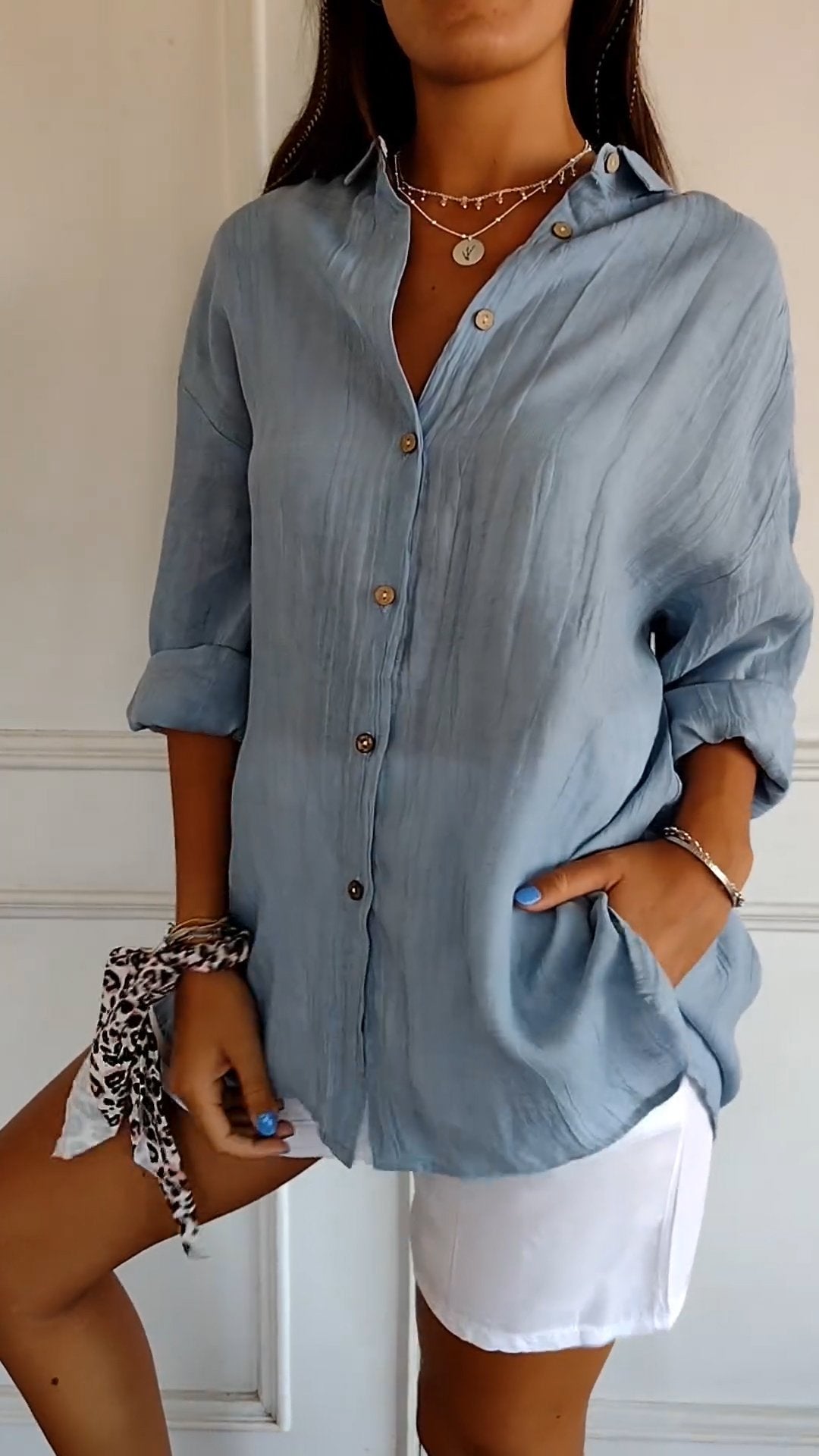Elegante camicia estiva da donna con bottoni - perfetta per le giornate calde, una scelta fresca e alla moda