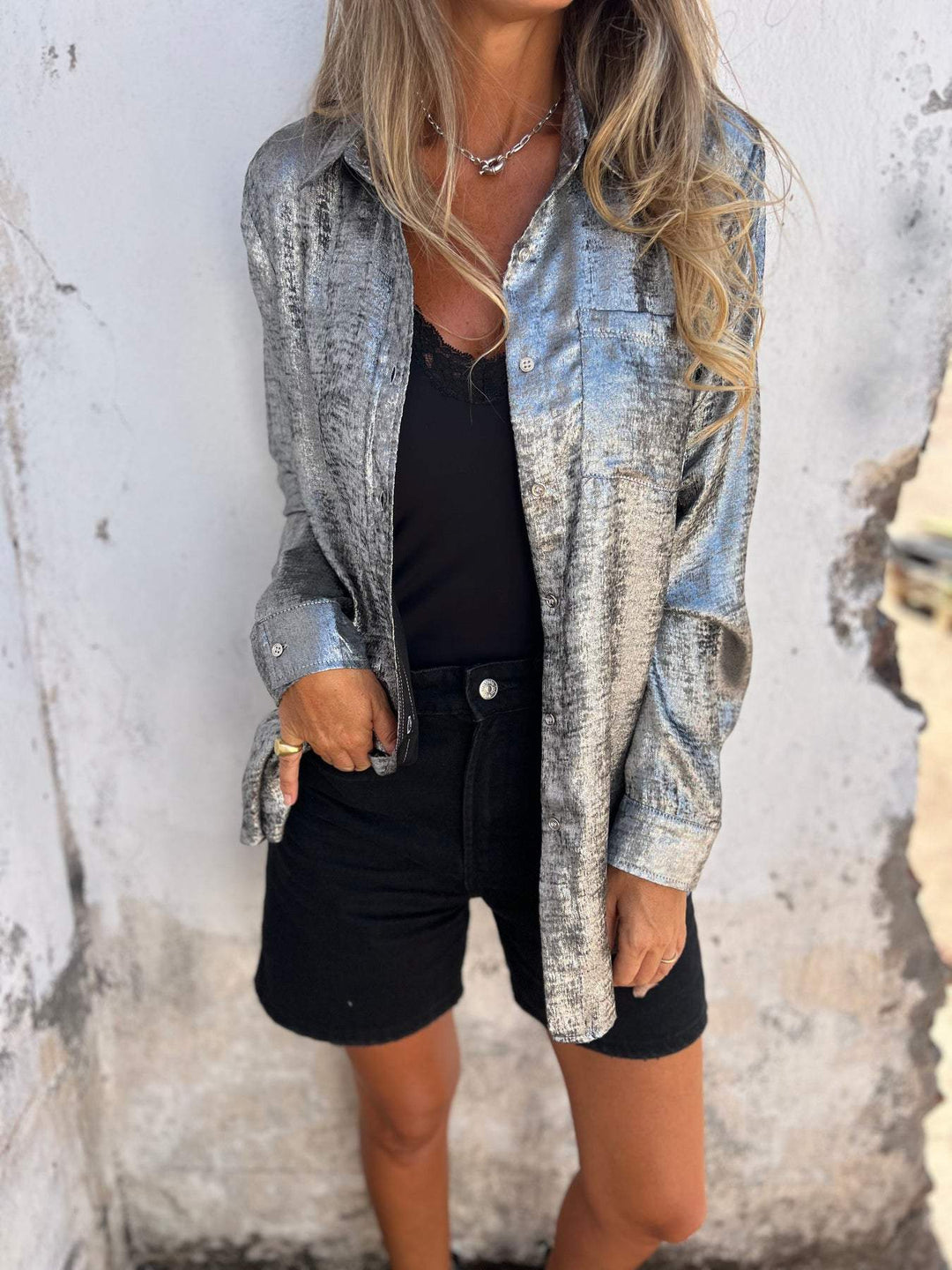 Elegante camicetta metallica da donna con colletto alla moda e design moderno