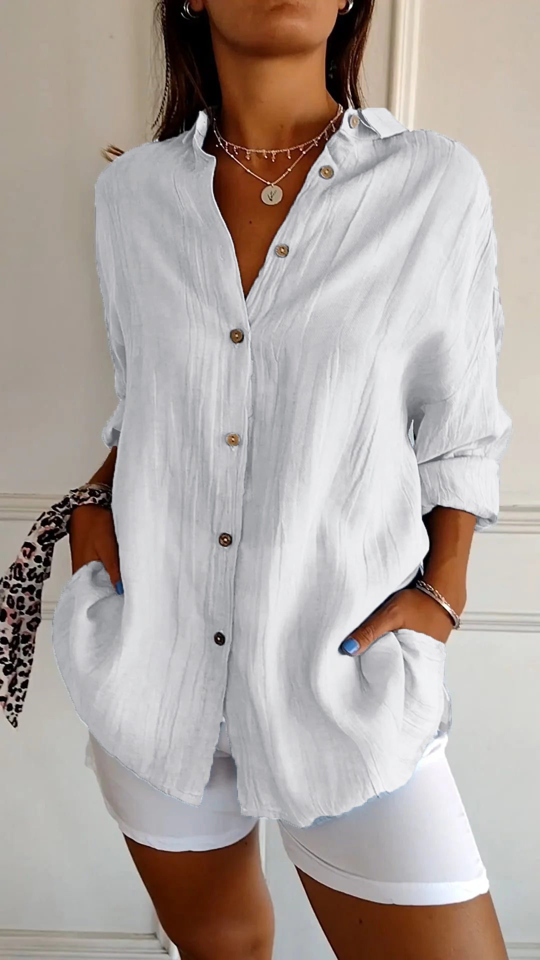 Elegante camicia estiva da donna con bottoni - perfetta per le giornate calde, una scelta fresca e alla moda