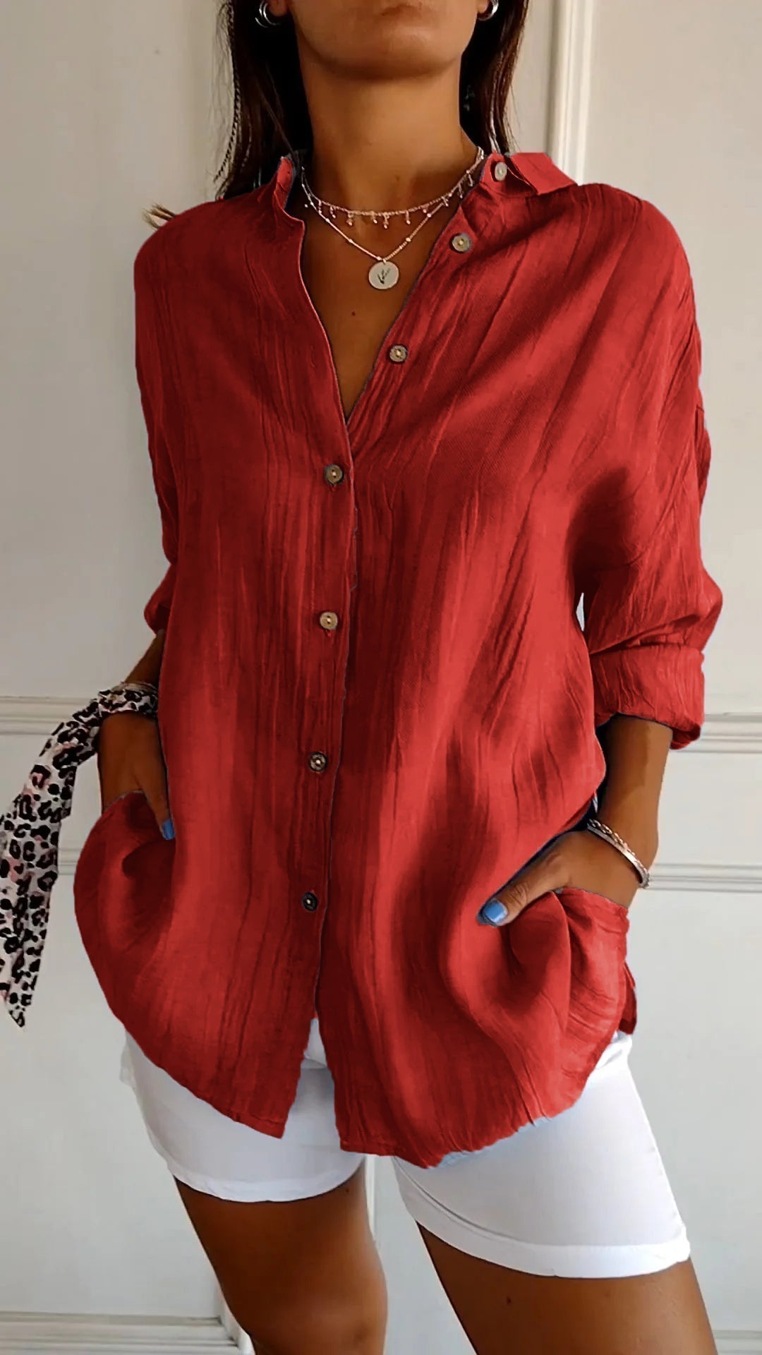 Elegante camicia estiva da donna con bottoni - perfetta per le giornate calde, una scelta fresca e alla moda