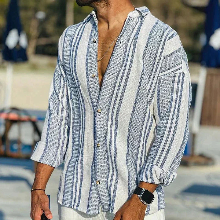 Elegante camicia a righe da uomo - un look quotidiano comodo e alla moda