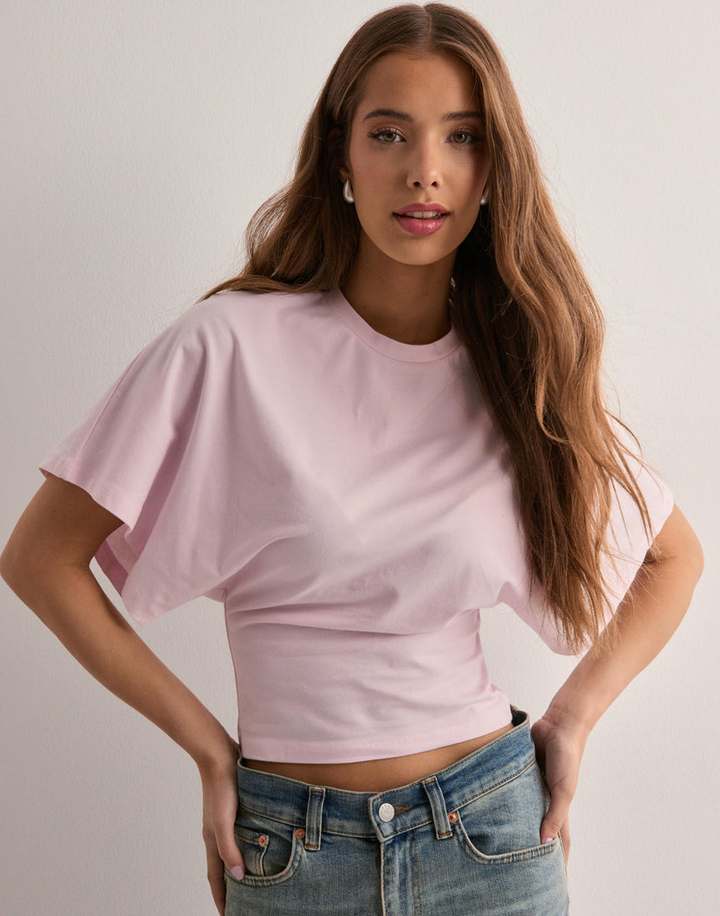 <p>Amaya – Maglietta Elegante con Maniche Ampie per un Look alla Moda</p>