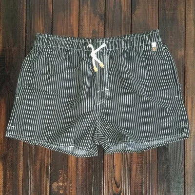 Pantaloncini da bagno a righe da uomo alla moda - comfort e stile in spiaggia
