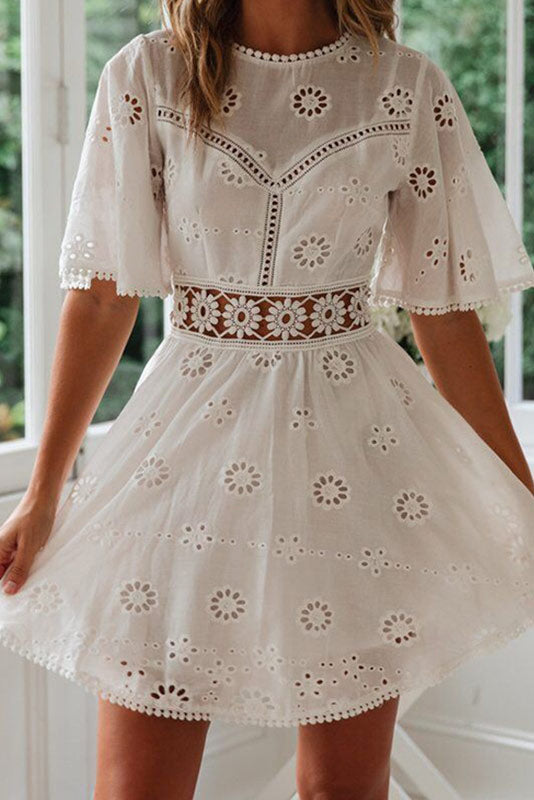 <div>Noor | Abito boho corto bianco Ibiza per un look estivo alla moda</div>